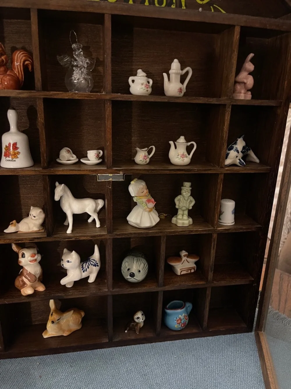 Vintage My Collection By Enesco Wooden Miniature Display Cabinet & 27 pieces - Picture 4 of 9